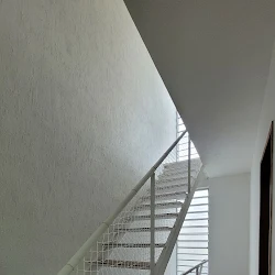 Instalação de rede de proteção em escada