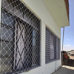 Instalação de rede de proteção em janelas